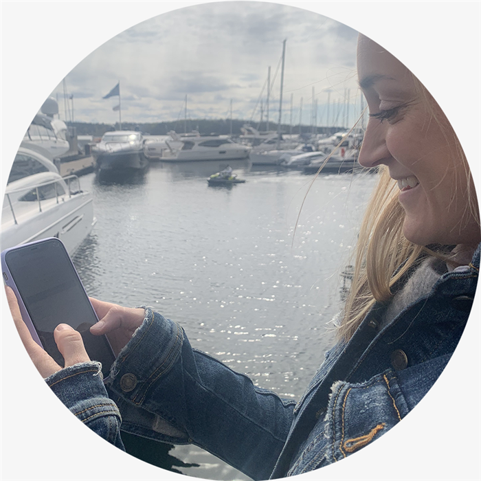 Jente bruker mobilbank