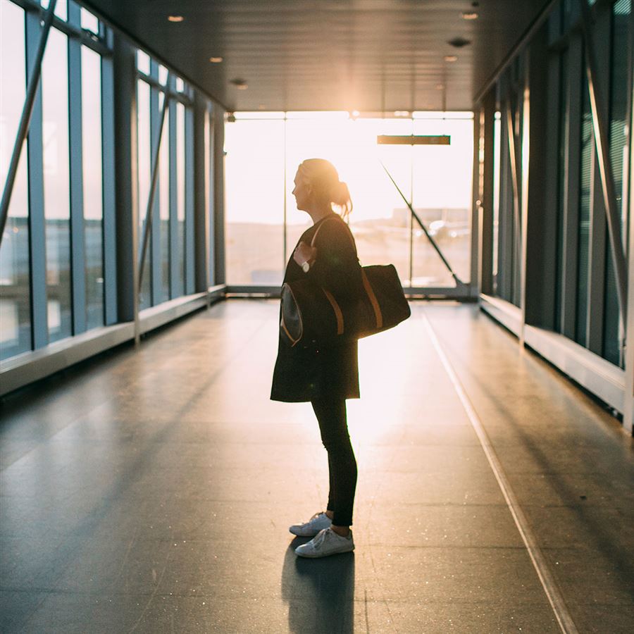 woman waiting at the airport - Handelsbanken.se