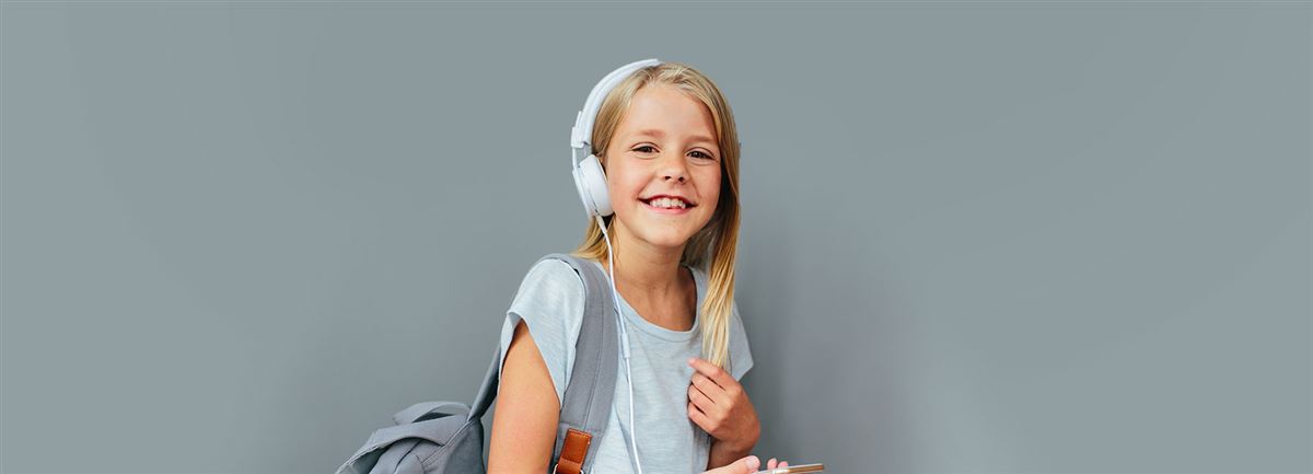 Ung jente med øretelefoner