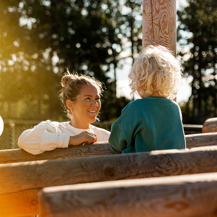 Parent with child in the park  Handelsbaken.se