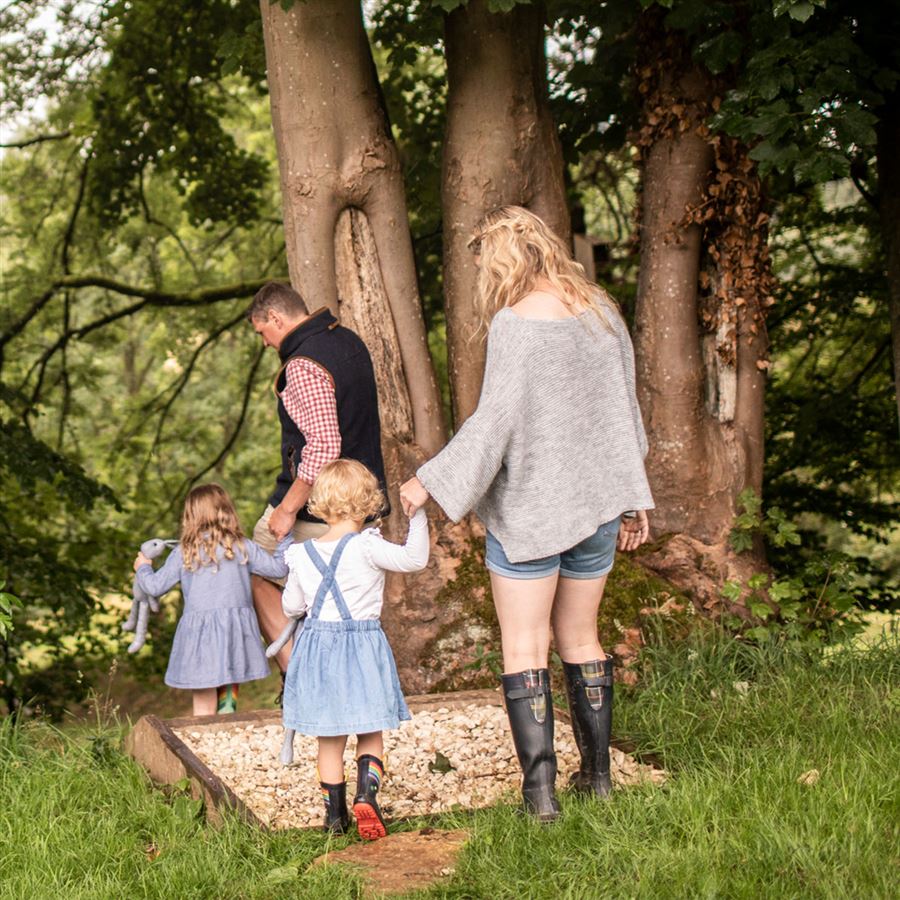 family walk in the forest - Handelsbanken.se