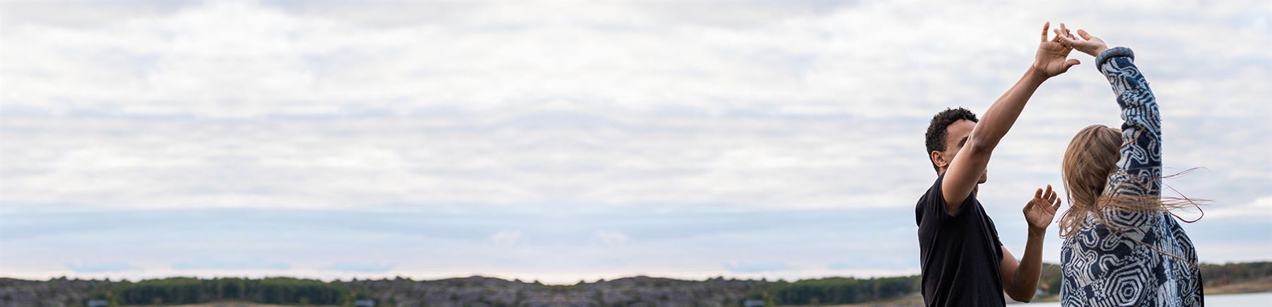 Par ser ut over sjøen