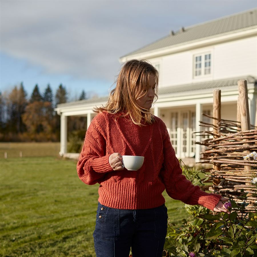 Kvinne holder en kopp kaffe