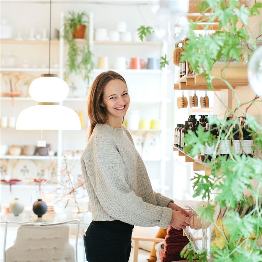 Fornøyd kunde står i butikken