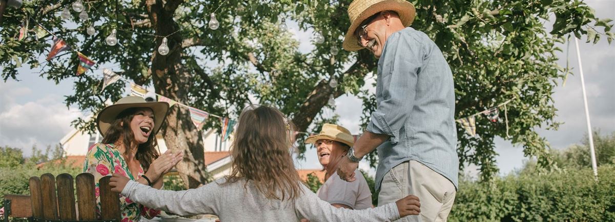 Familie koser seg i hagen