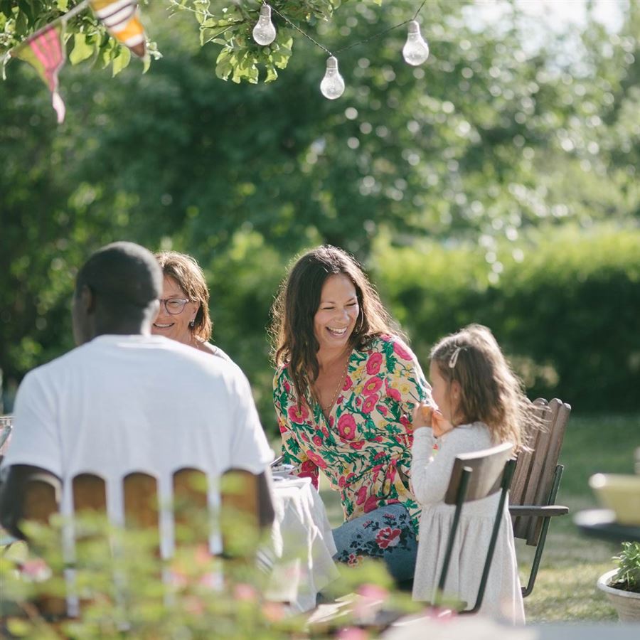 Familie spiser middag utendørs