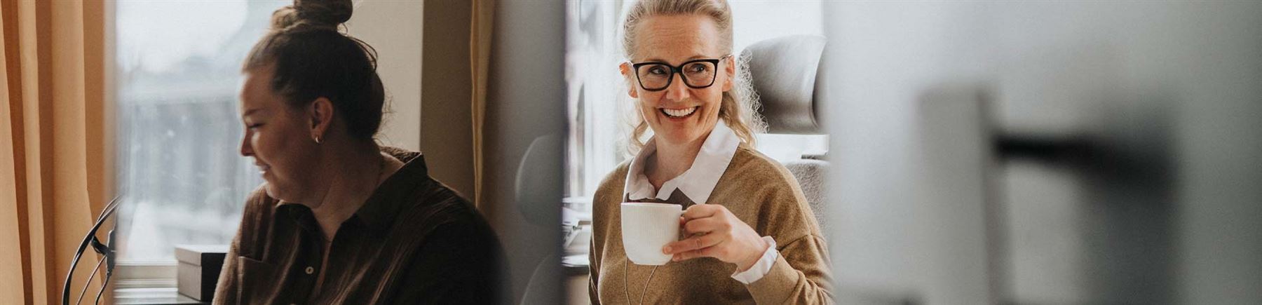 Eldre venner ser ut over en innsjø