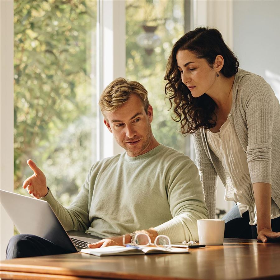 Mann og kvinne diskuterer 