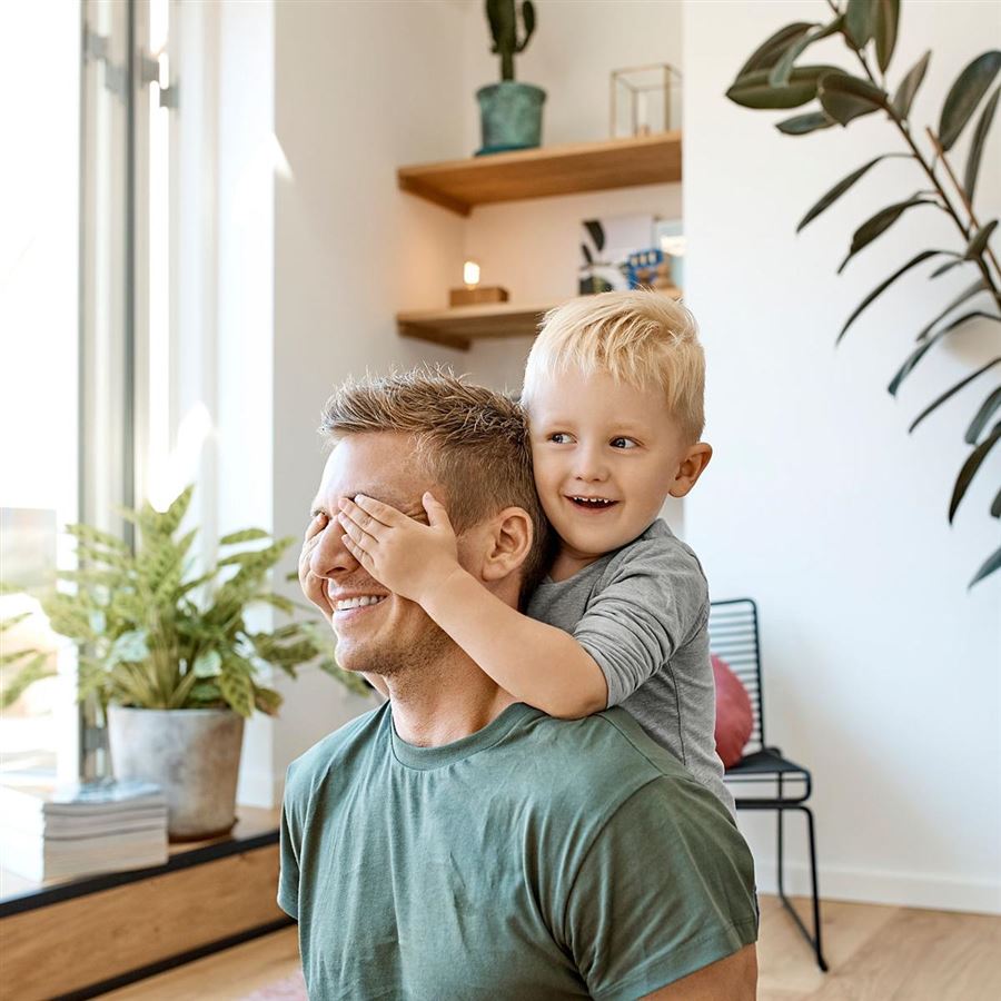 Gutt holder far foran øynene