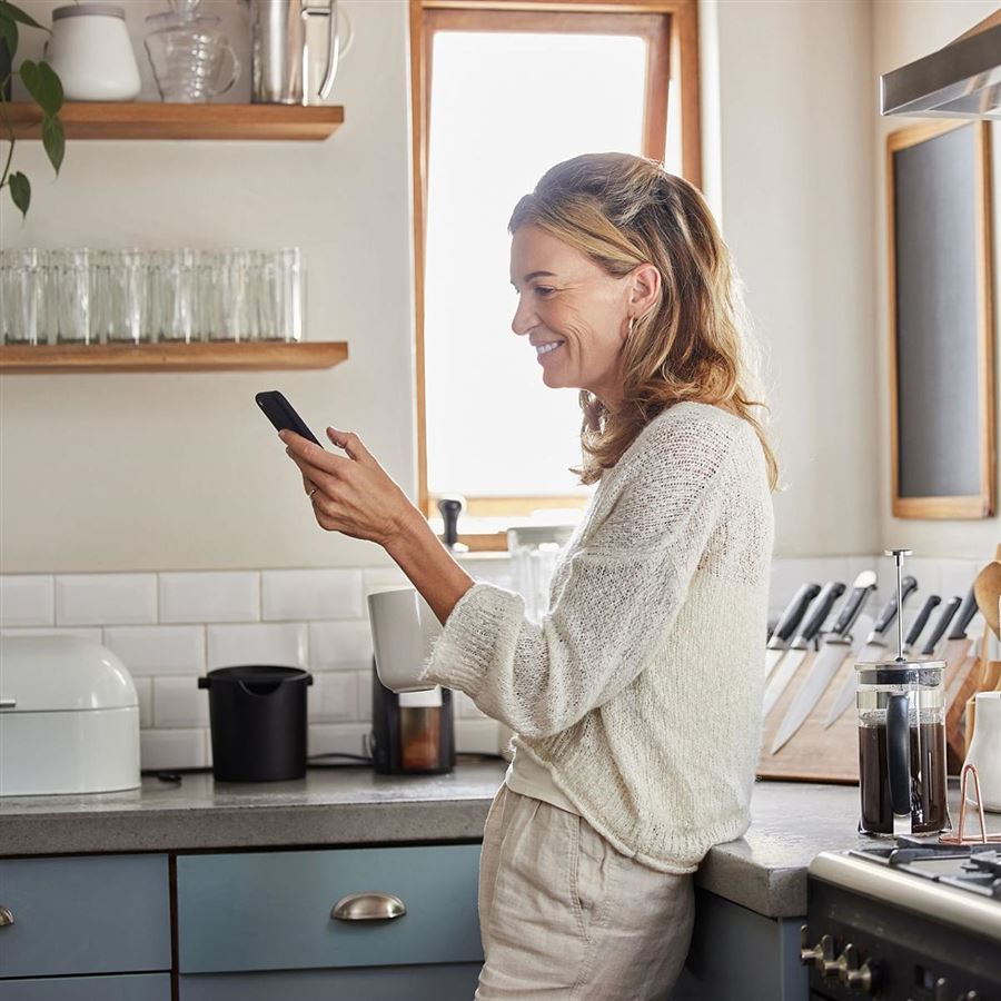 Kvinne ser på telefonen
