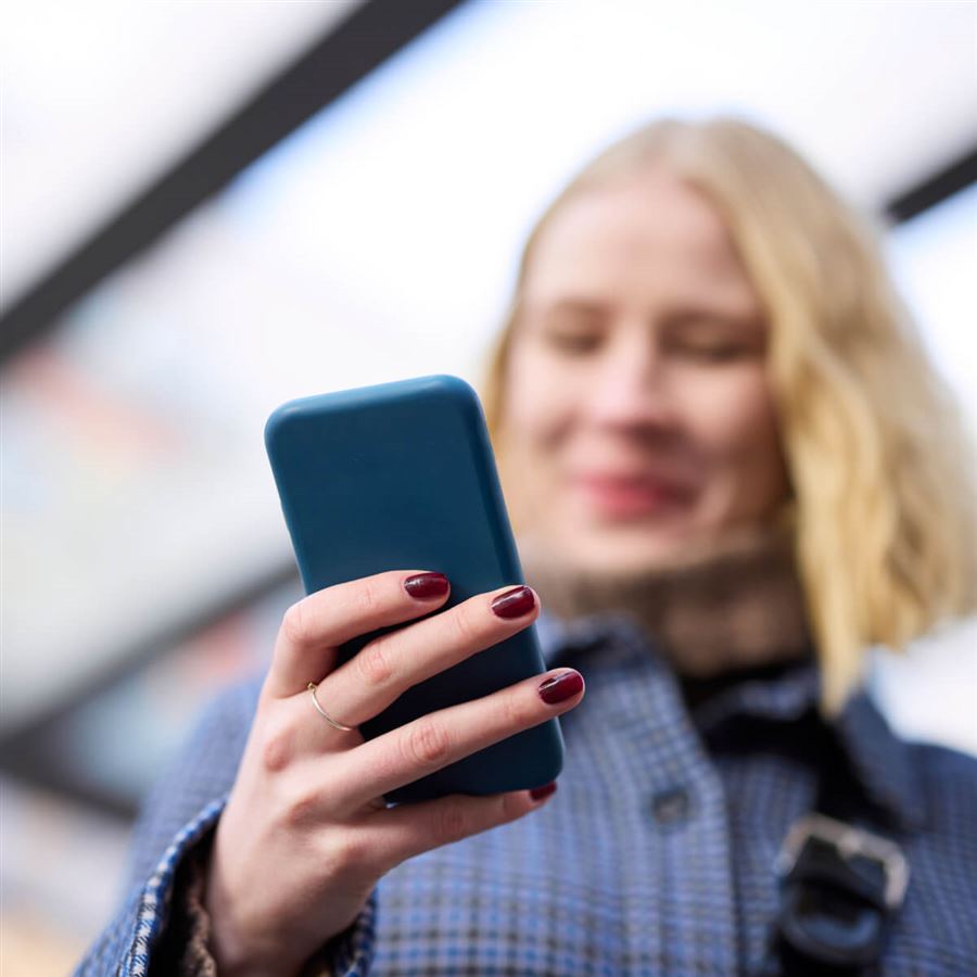 Kvinne ser på telefonen sin