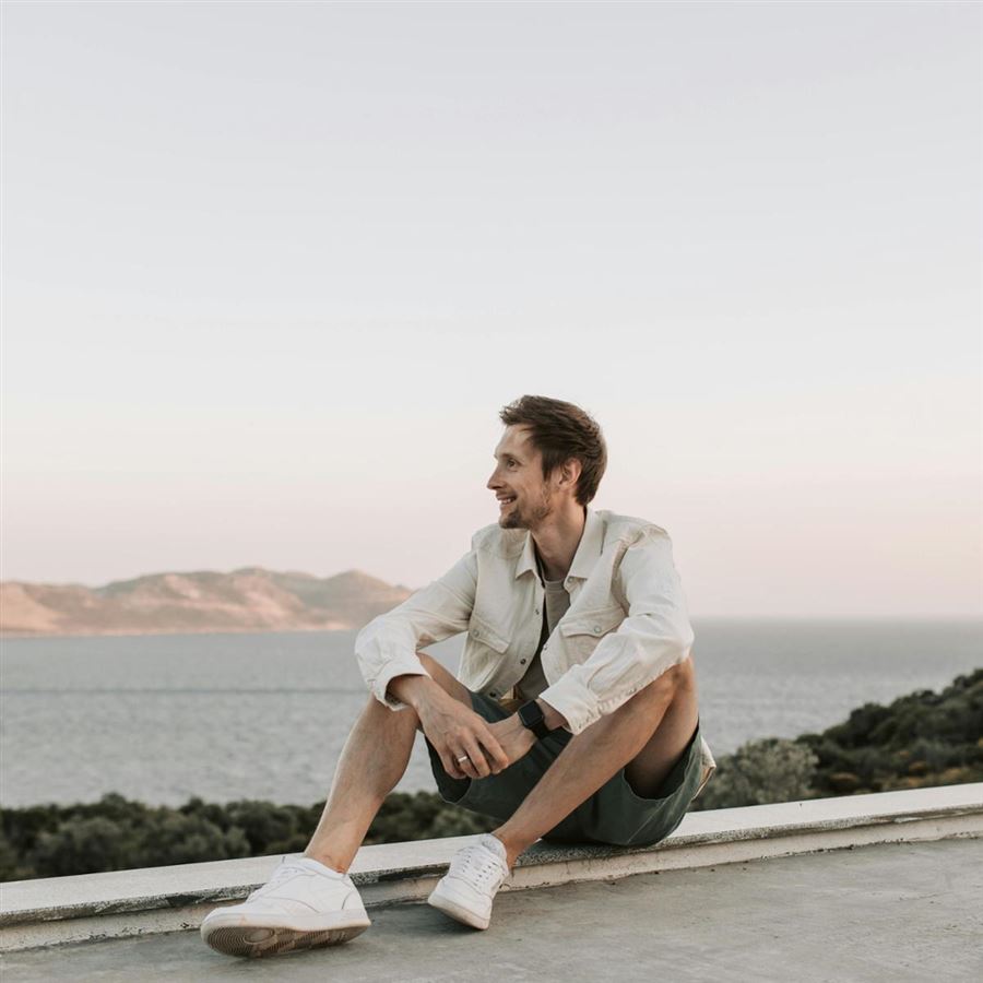 Mann i shorts ser utover 