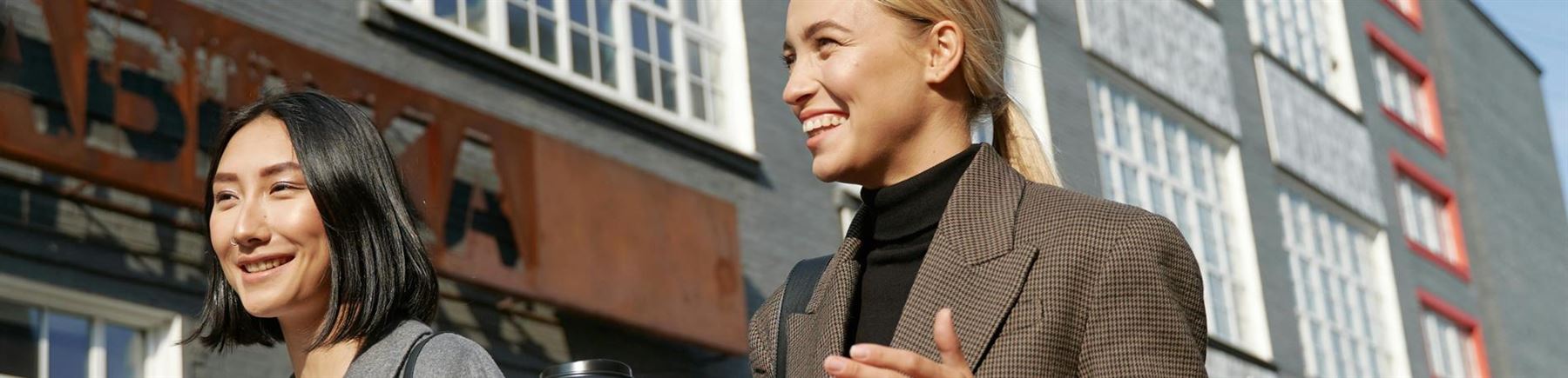 To kvinner smiler