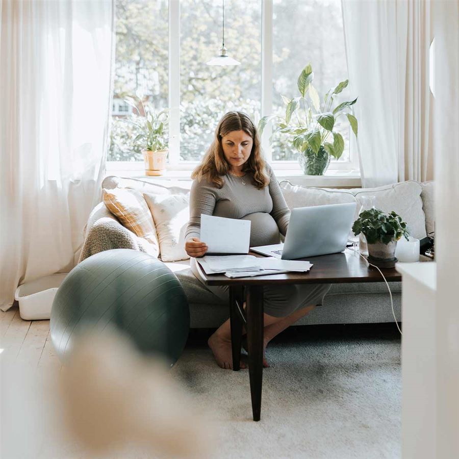 Dame på kjøkkenet med PC