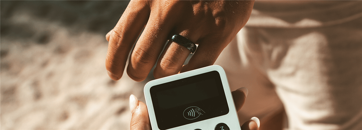 Mann betaler med en smartring