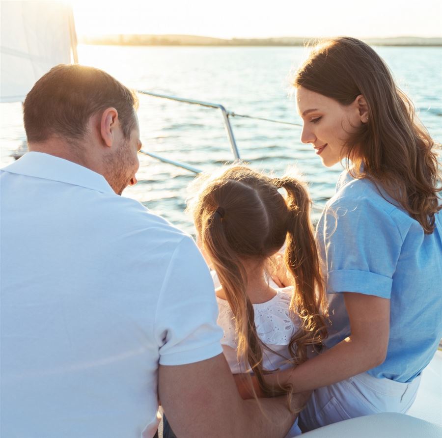 Familie på seilbåt