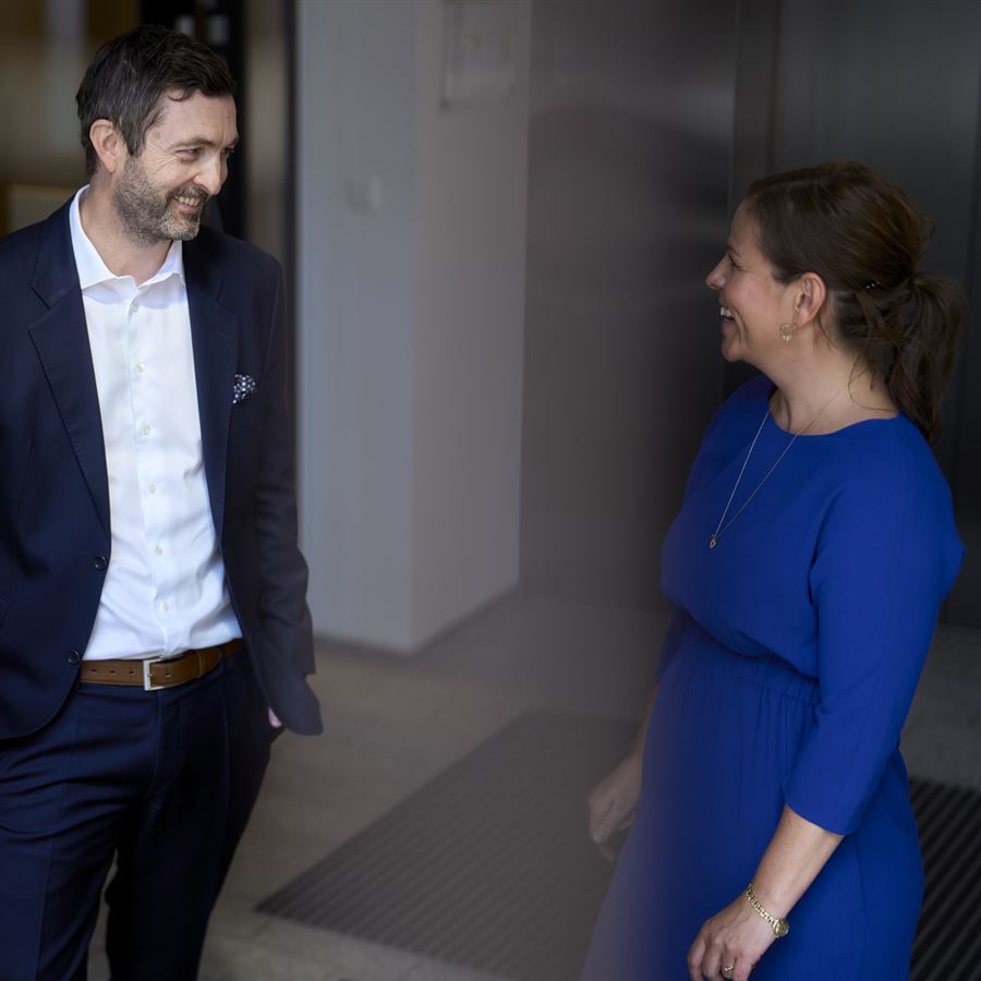 Mann og kvinne prater utenfor heis