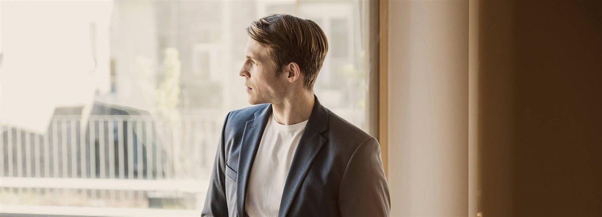 Mann ser ut av vinduet