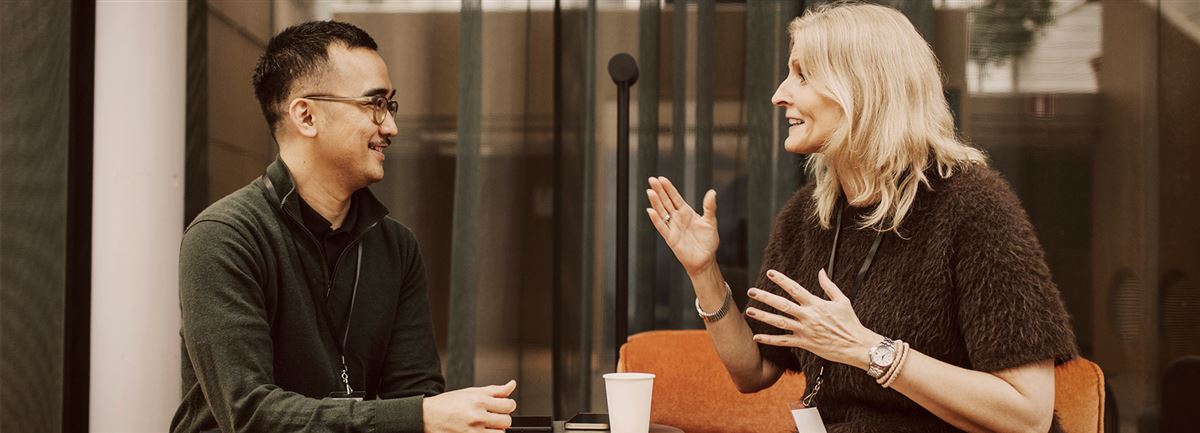 Kvinne og mann snakker sammen