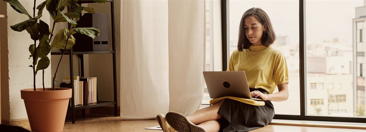 Kvinne ser på en datamaskin