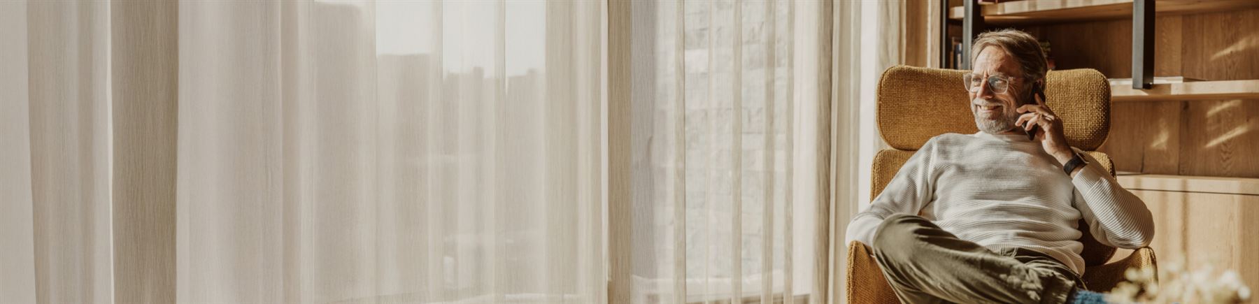 Kvinne hører på musikk