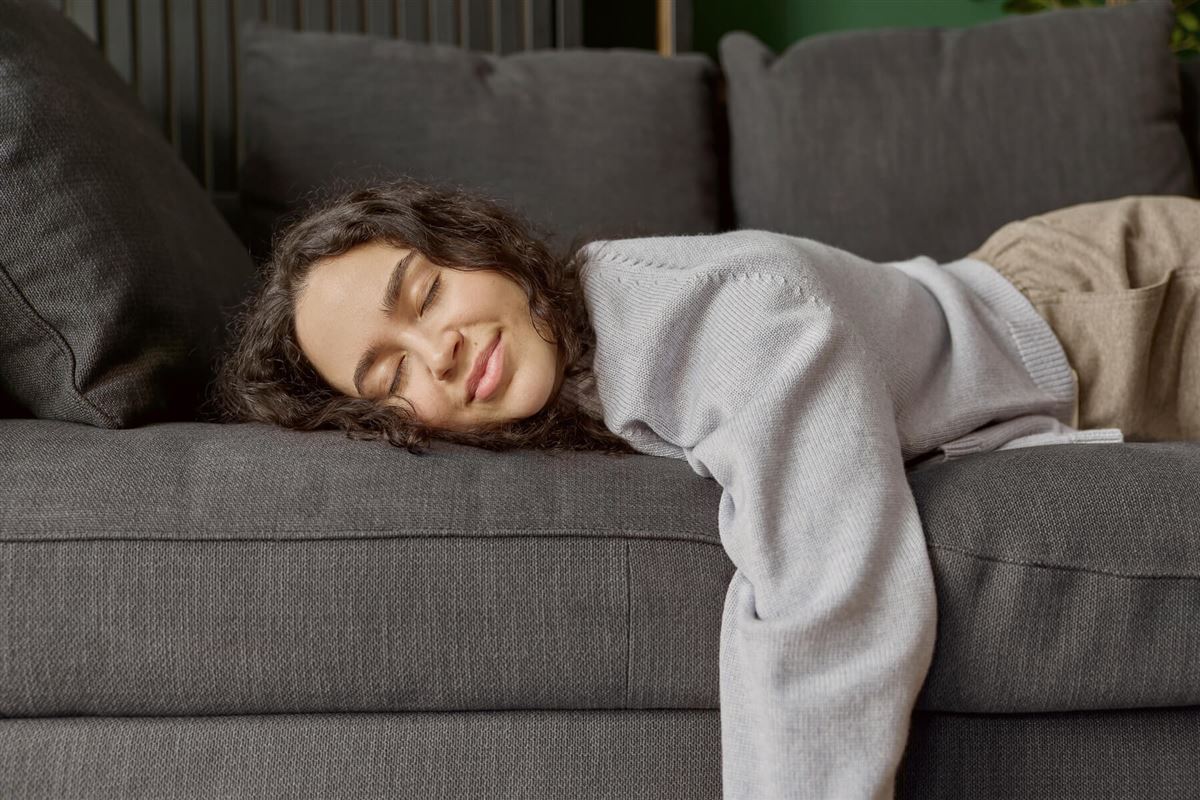 Kvinne slapper av på sofaen