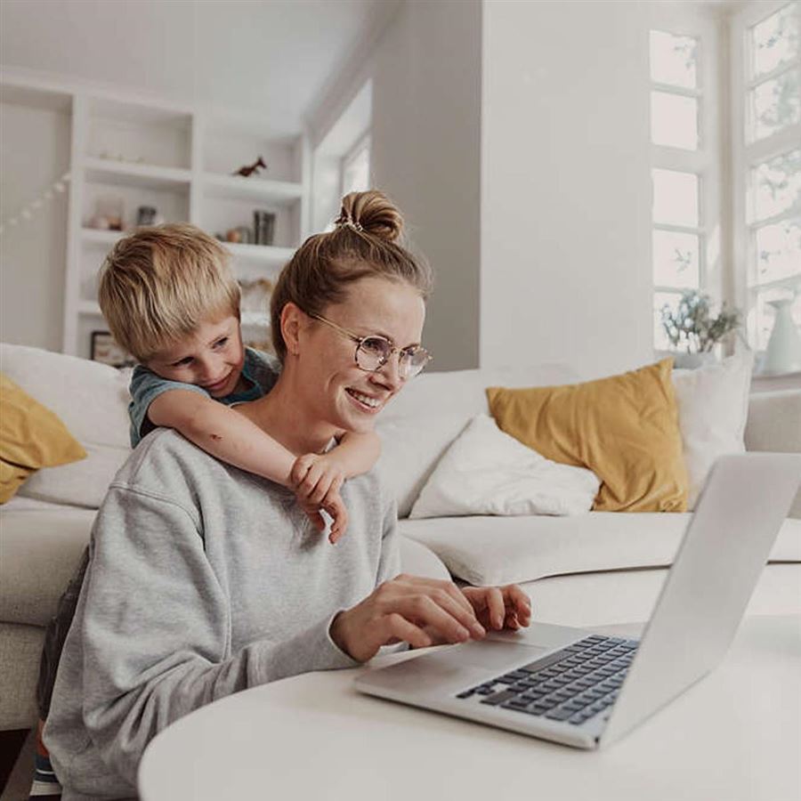 Mor og barn sitter foran PC