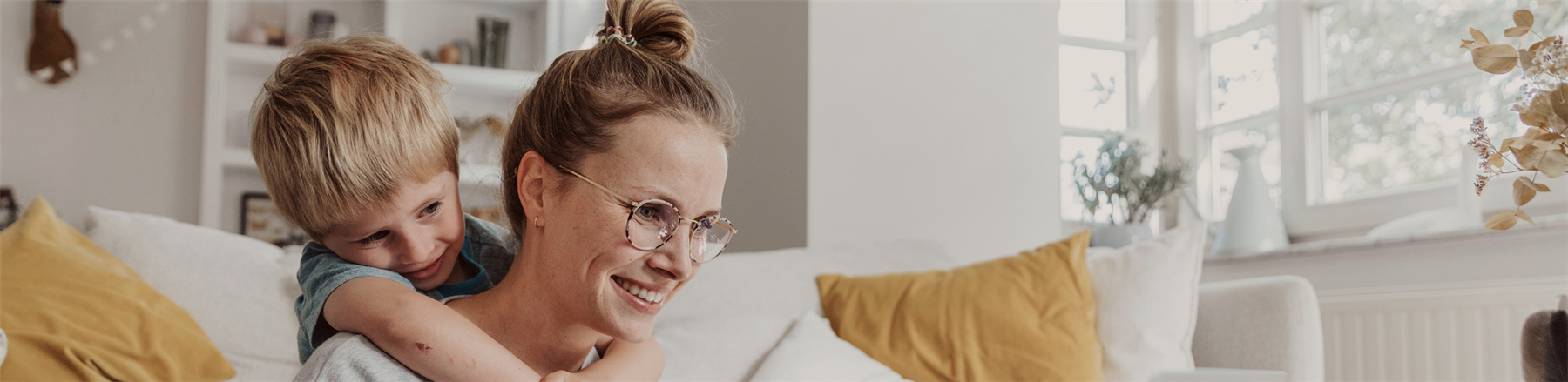 Ballonger foran dør i hvitt rom