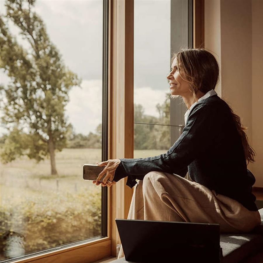 Kvinne ser ut av vinduet