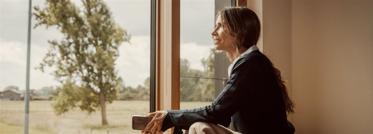 Kvinne ser ut av vinduet