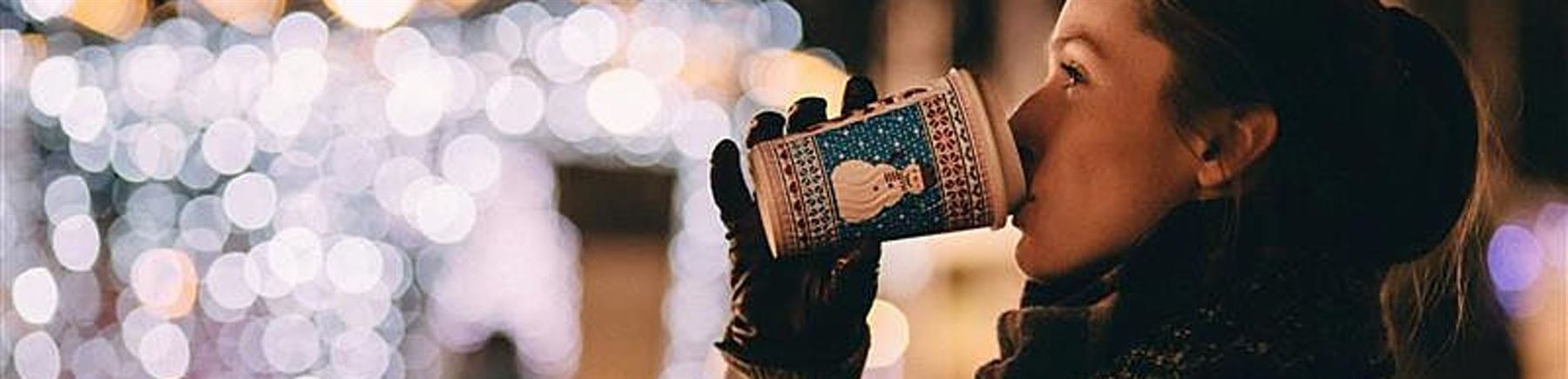 Julegaver og en kurv med ved og kongler