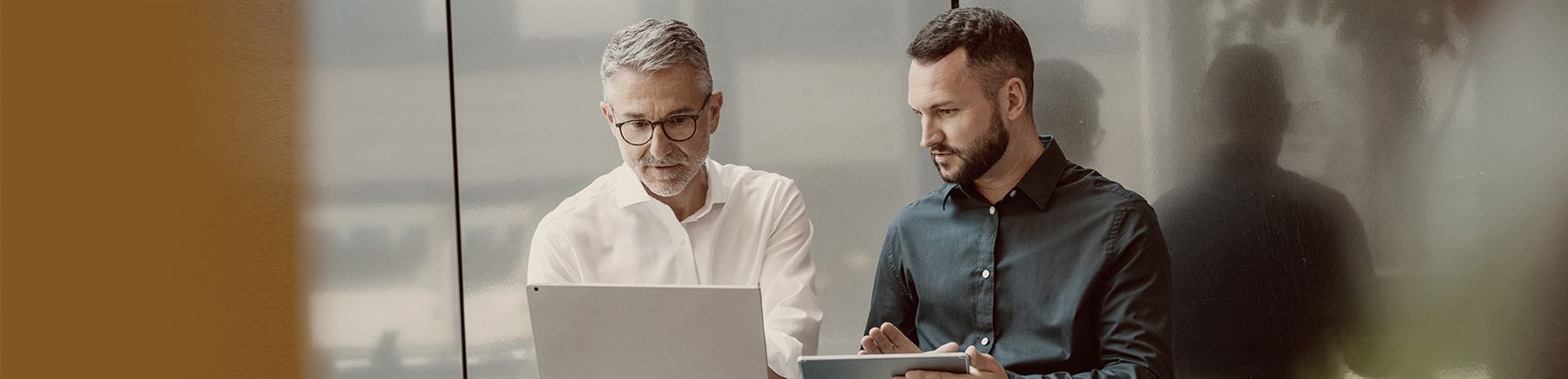 Mennesker går i en trapp