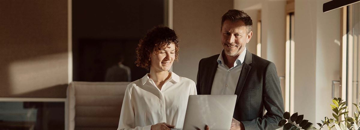 En kunde får gode råd av rådgiveren sin