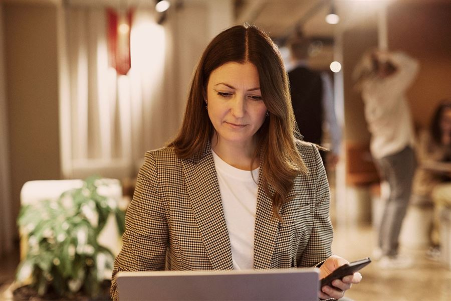 Kvinne ser på Handelsbankens fond på datamaskinen