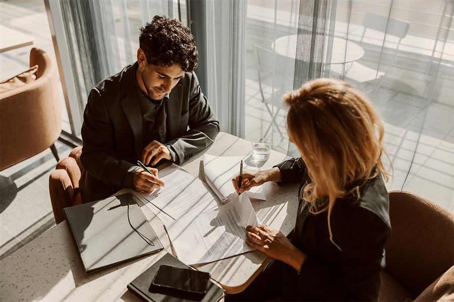 Kollegaer diskuterer investeringer