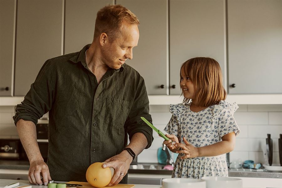 Far og datter lager mat