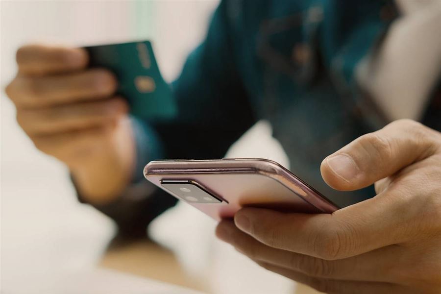 Mann betaler med kort