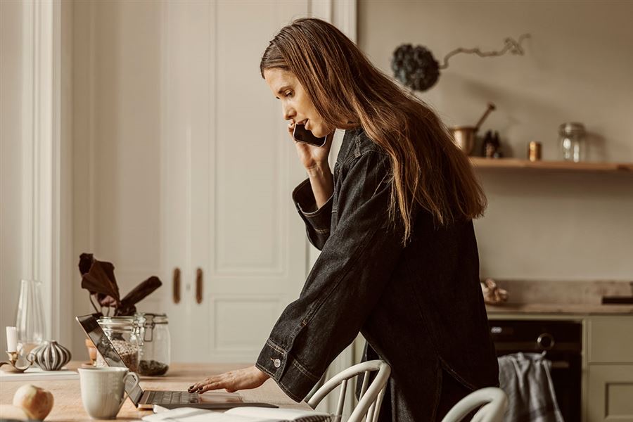 Kvinne er i telefonen