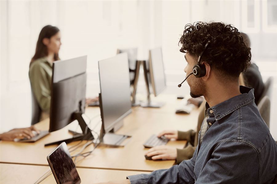 Mann som jobber med kundeservice