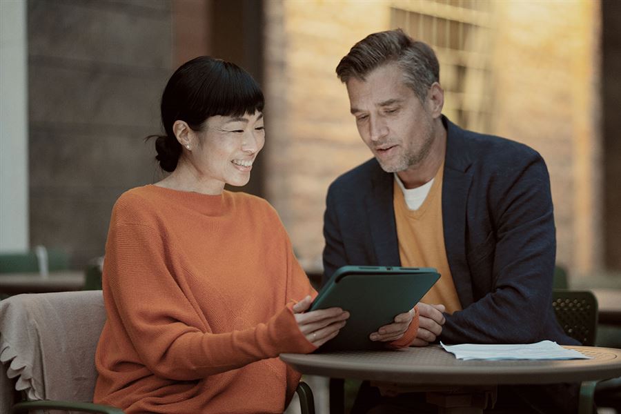 Kollegaer som ser på tablet