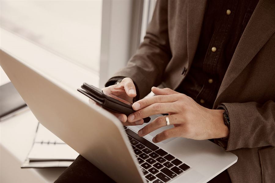 Person som bruker mobiltelefonen sin