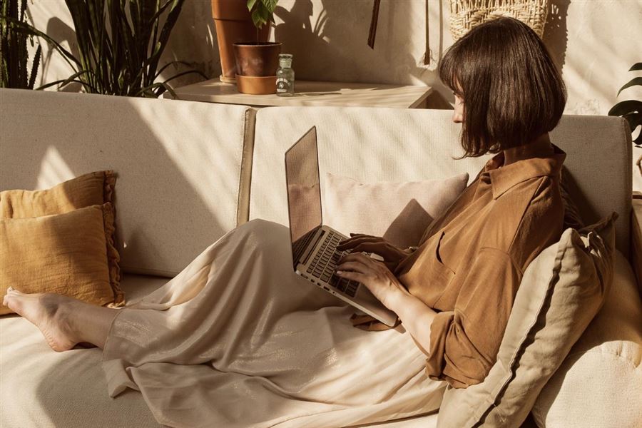 Kvinne bruker datamaskinen