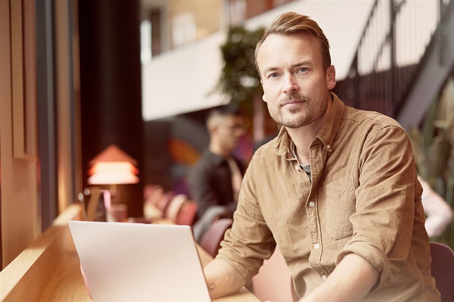 Mann ved en datamaskin