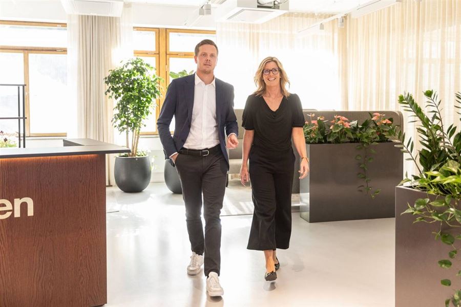 Mann og kvinne gående på et Handelsbanken-kontor