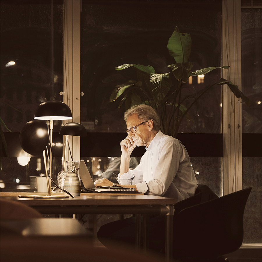 Mann og kvinne snakker