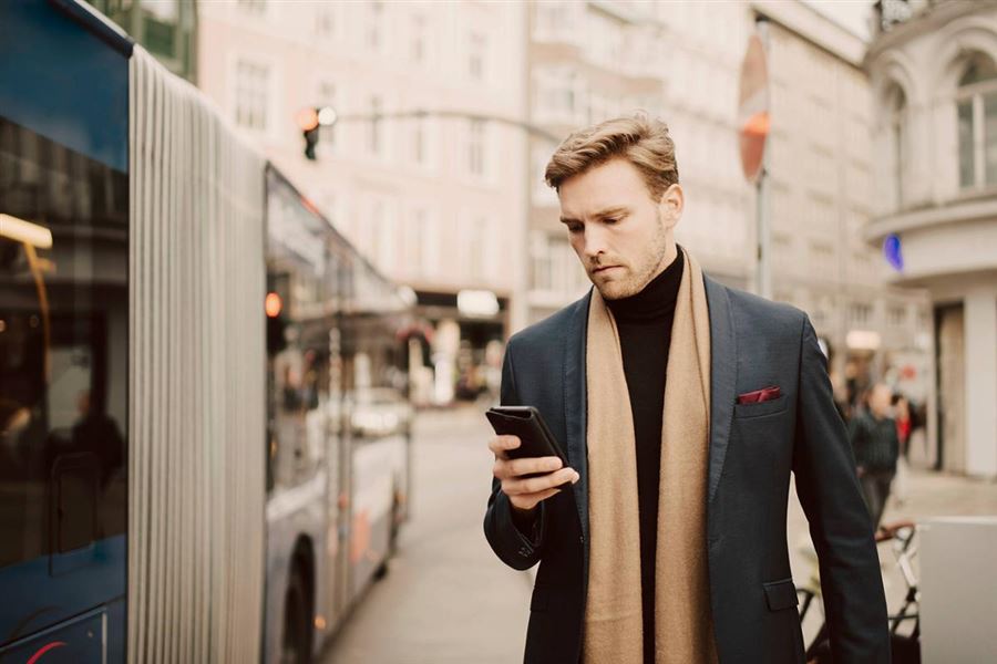 Kollegaer ser på medlemsfordelene til Handelsbanken Private Banking