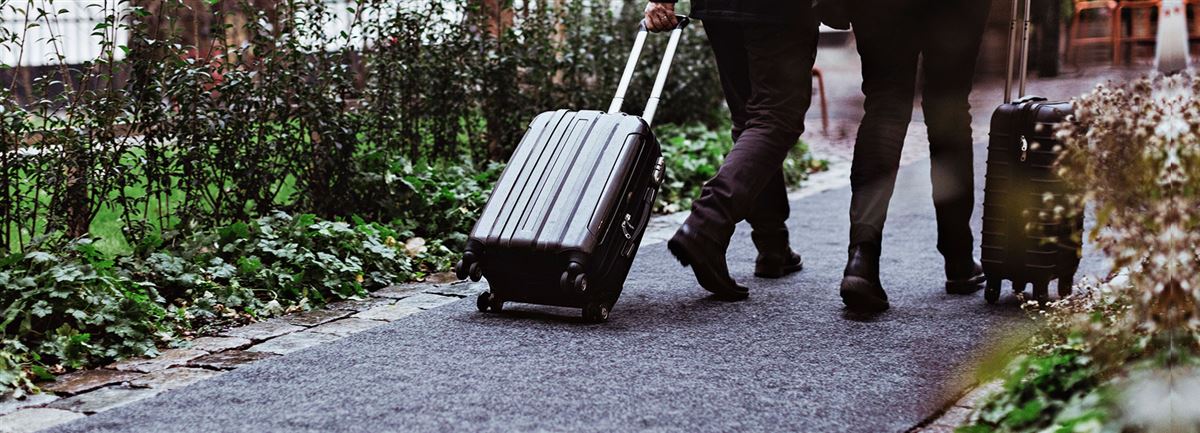 Personer med trillekoffert