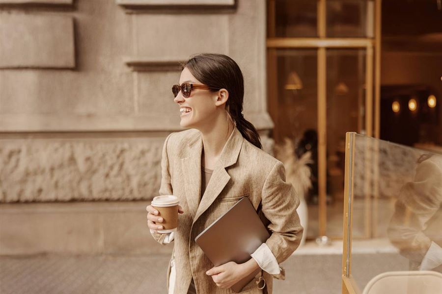 Woman with sunglasses