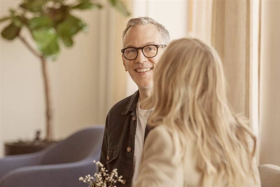 Man smiling friendly to a woman